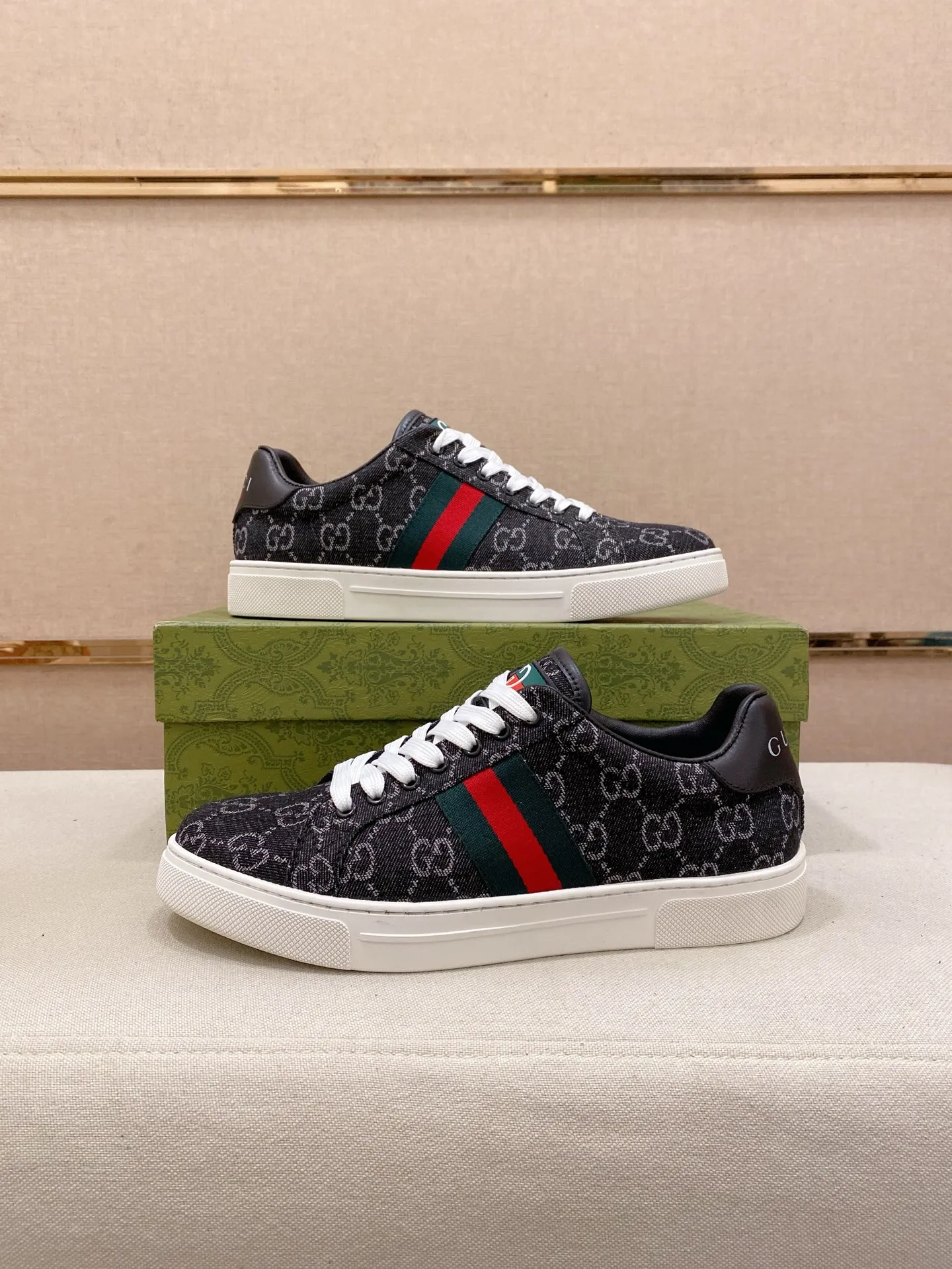 Factory price: 460💰 (GUCCI) The latest model from the official website 🎁🎁Casual and fashionable men's shoes👟, hot style 💥The version is simple and elegant, exclusive for trendy men. Unique official website latest brand elements 👑Gucci original decoration, fashionable and generous, the fabric is original cowhide ✅sheepskin lining, the official website specifies wear-resistant casual outsole, the classic model is taken in kind at the counter🎬38-44 (45 is not returned or exchanged)